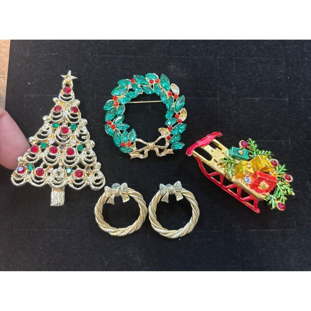 Vintage Christmas Brooches & Earrings Set Gold-Tone Wreath Tree Sleigh Holiday J
